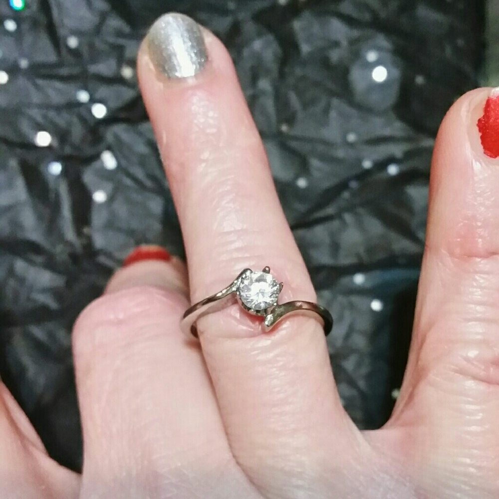 2for10 💍Pretty Silver foux Diamond ring size 7.5